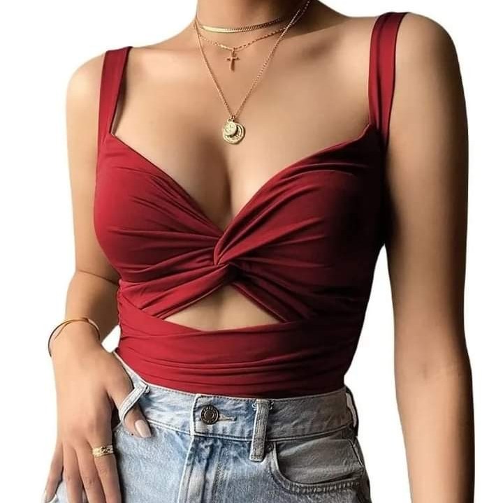 Strappy blouse with neckline and opening in the abdomen